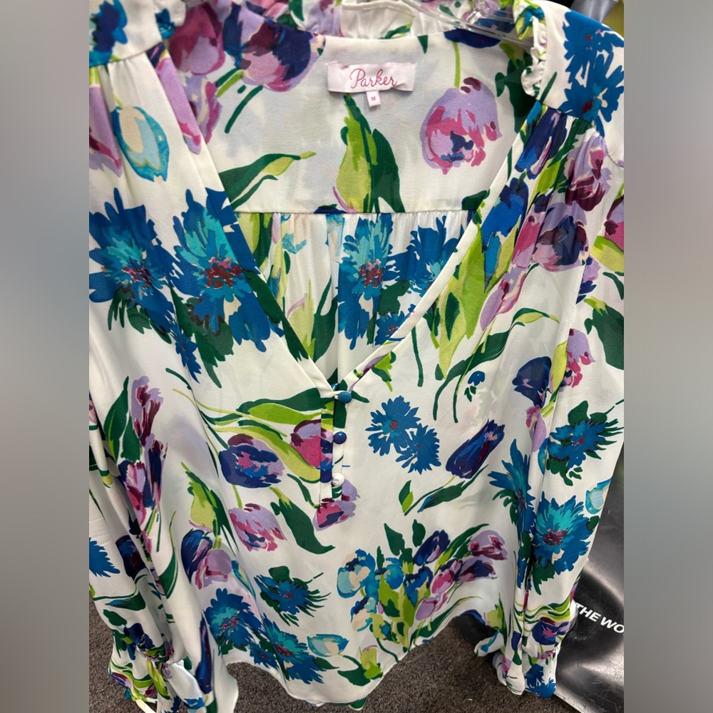 Beautiful floral long sleeve last. Great for summer. Vivid colors.
